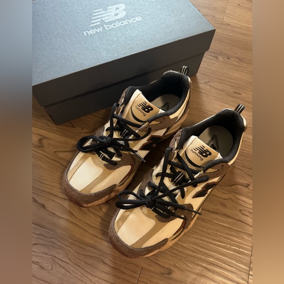 New Balance 530 Shoes in Cream and Brown - Picture 2 of 5